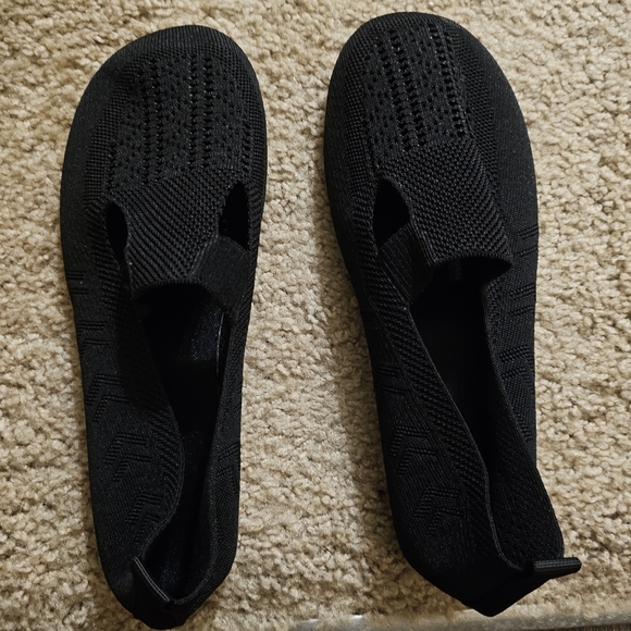 Black slip on shoe size 41 (8.5/9) never worn - Picture 2 of 3